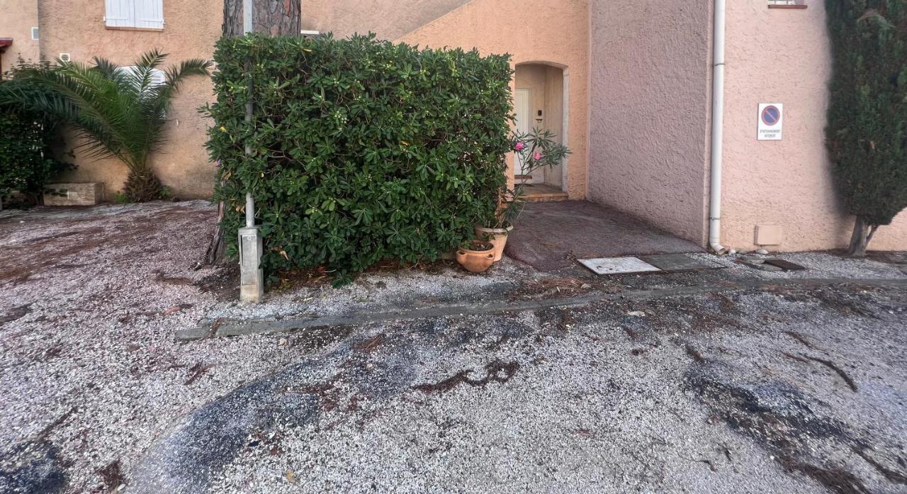 Sympathique studio en Rez de jardin dans résidence Hyères Exterior foto